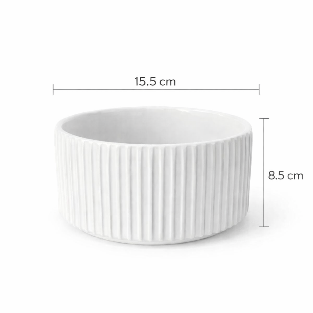 Maceta blanca estriada con líneas verticales, ideal para interiores modernos