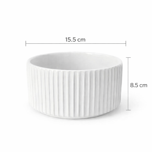 Maceta blanca estriada con líneas verticales, ideal para interiores modernos