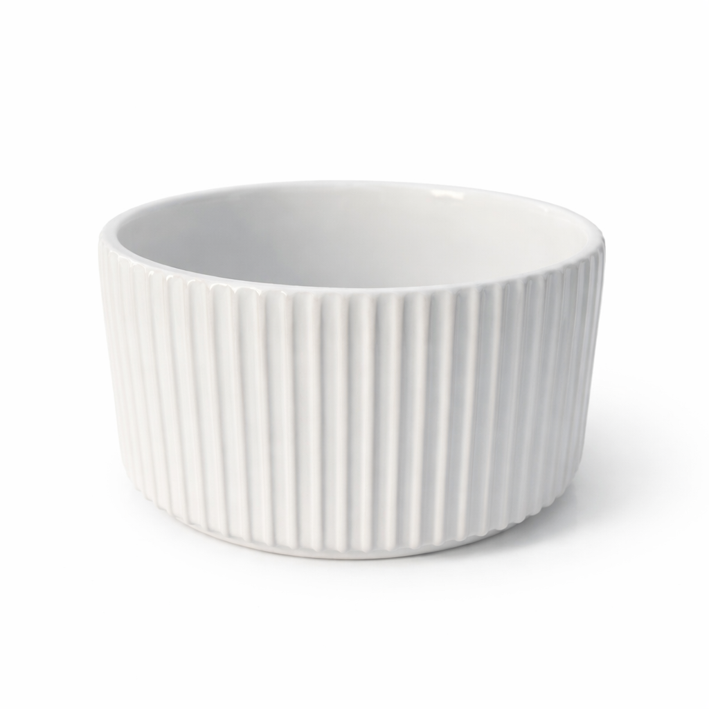 Maceta blanca estriada con líneas verticales, ideal para interiores modernos