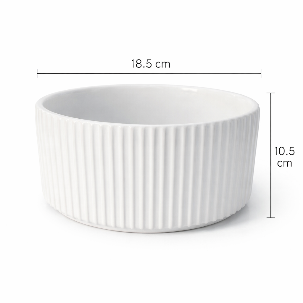 Maceta blanca estriada con líneas verticales, ideal para interiores modernos